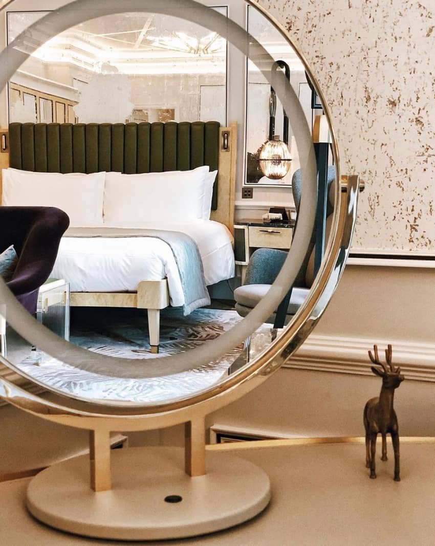 hotel-room-mirror-view-of-bed