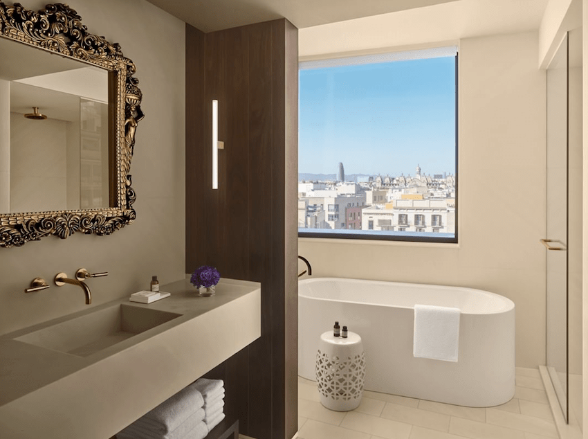 Badroom with bath and a city view