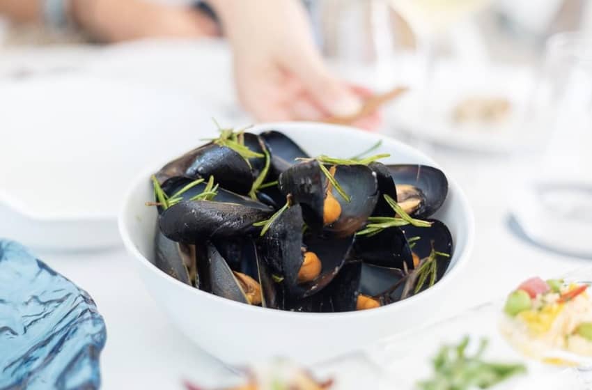 white bowl of steamed mussels