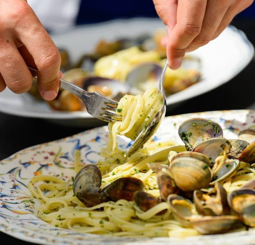 linguine alle vongole clams white wine parsley