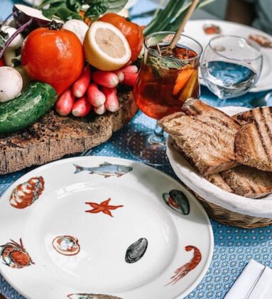 Le Club 55 seafood themed plate bread basket tea
