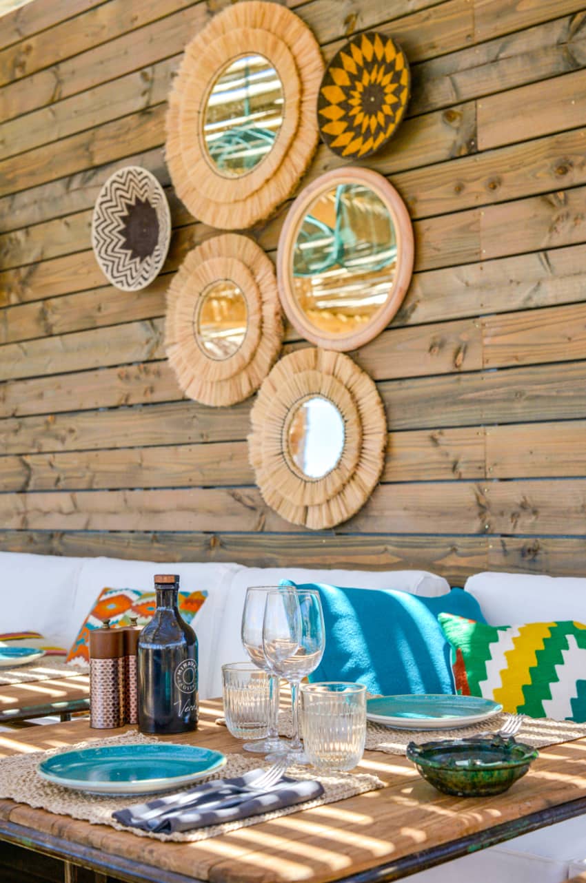round wall mirrors relaxed atmosphere table setting