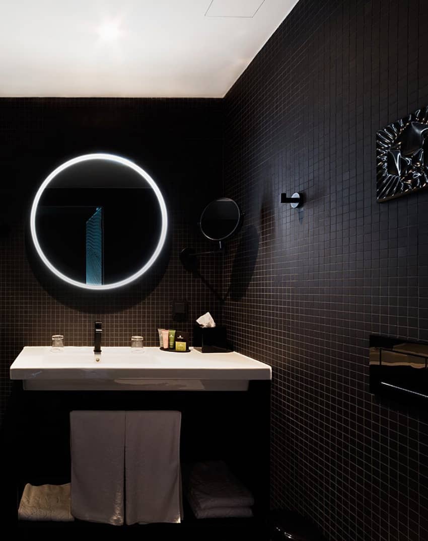 Bathroom Dark Black Chique Mirror Towels