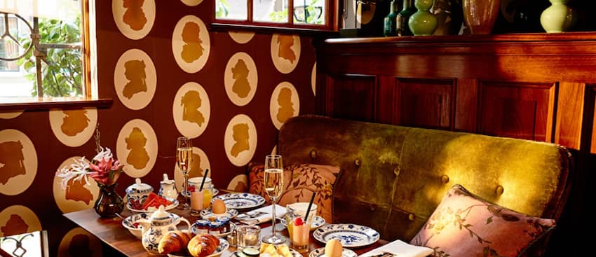classic silhouette decor table feast