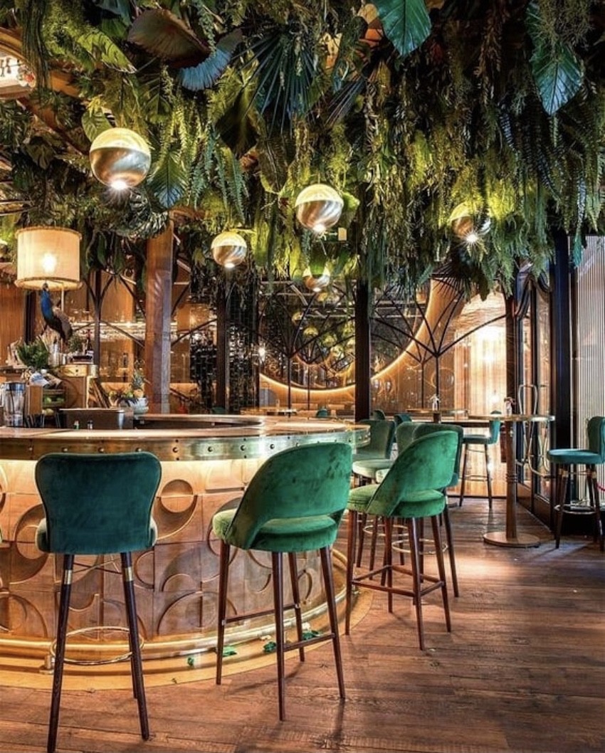 Amazonico Madrid bar green velvet chairs