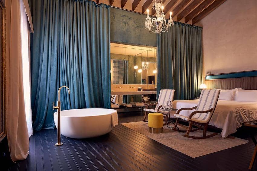Can Bordoy hotel room with bathtub 