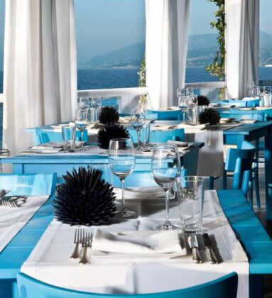 Il Riccio Anacapri sea urchin decor azure blue tables