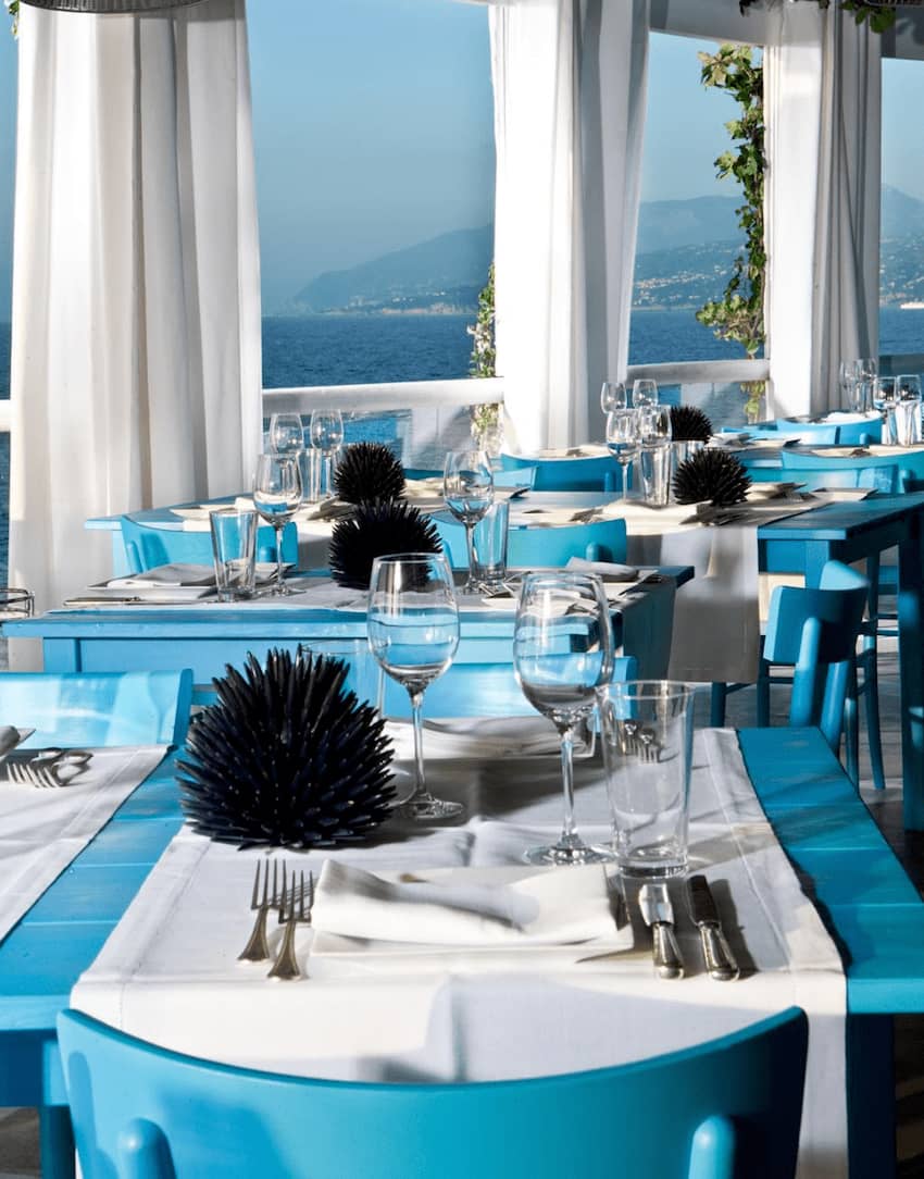 Il Riccio Anacapri sea urchin decor azure blue tables