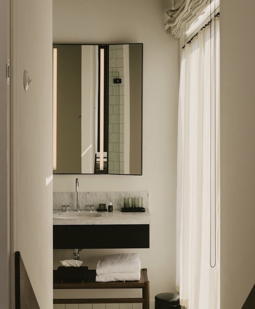 August Antwerpen badroom mirror towels