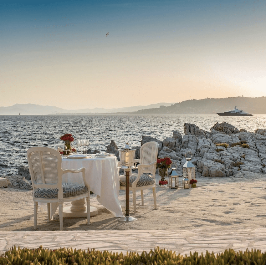 Cap Eden Roc diner with ocean view