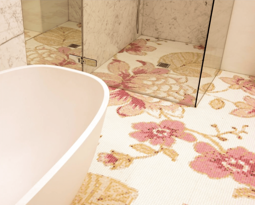 De witte lelie Antwerp badroom flower tiles