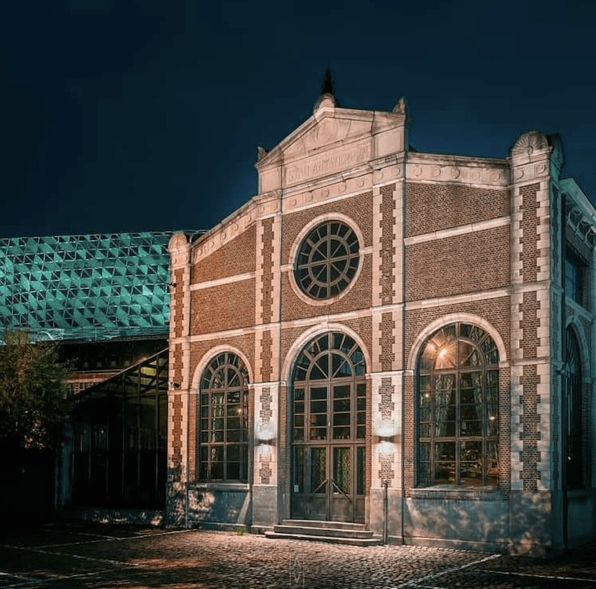 Het pomphuis Antwerpen outside building by night