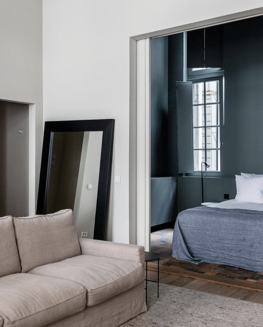 Hotel julien Antwerpen bedroom mirror bed