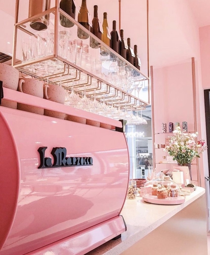 Mooy Antwerpen pink coffee machine bar flowers