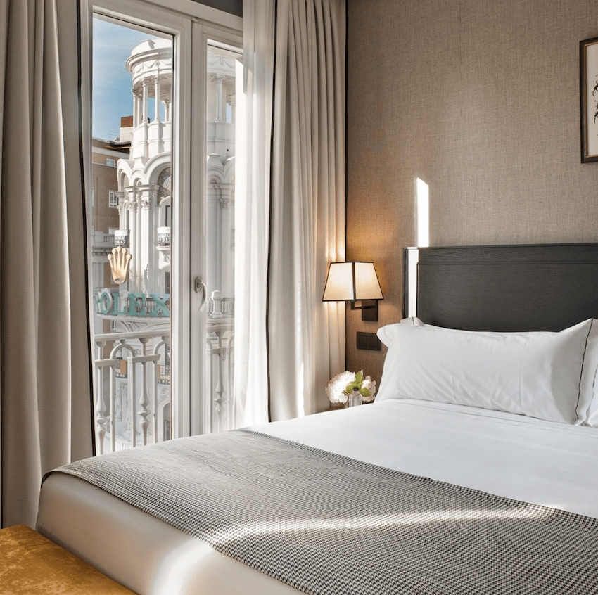 The principal Madrid bedroom with city view