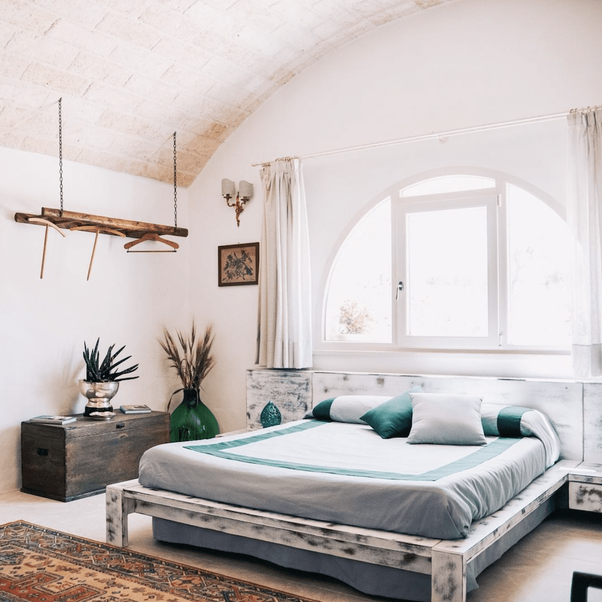suite bed window carpet