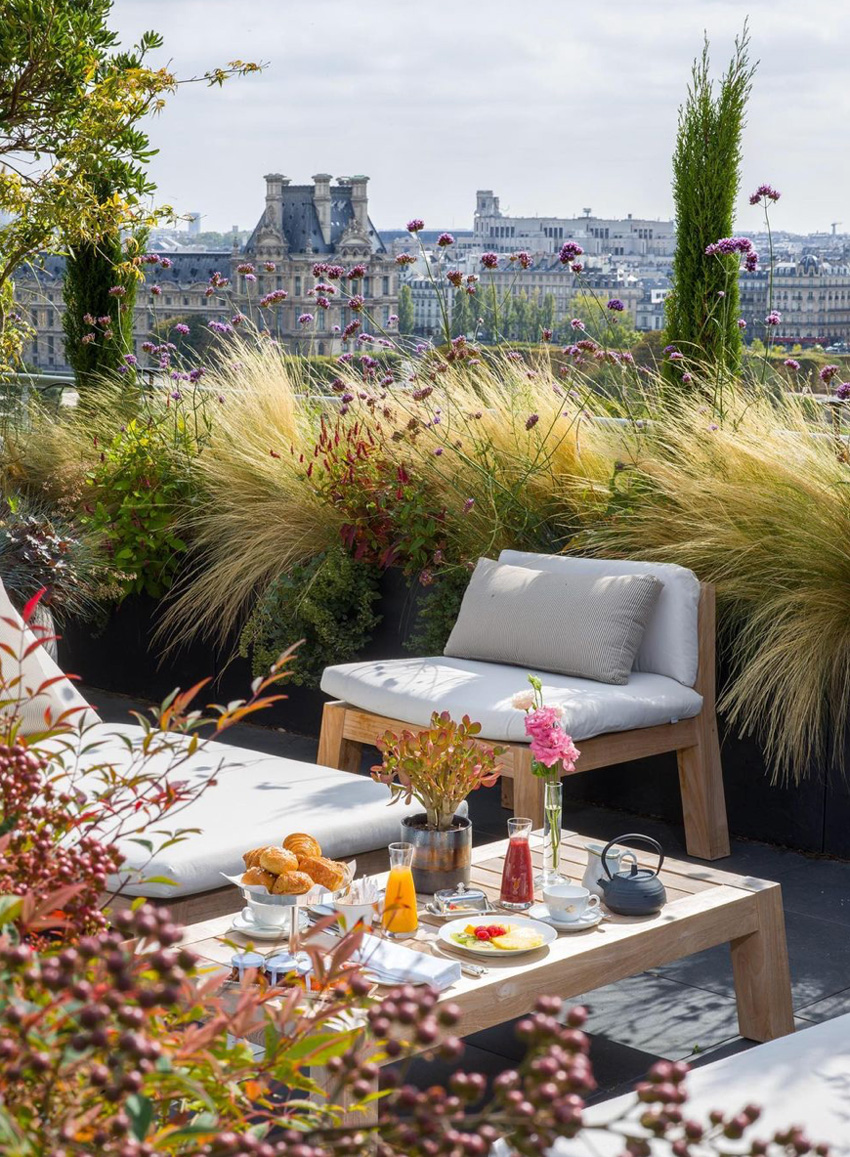 terrace with a view at Le Meurice