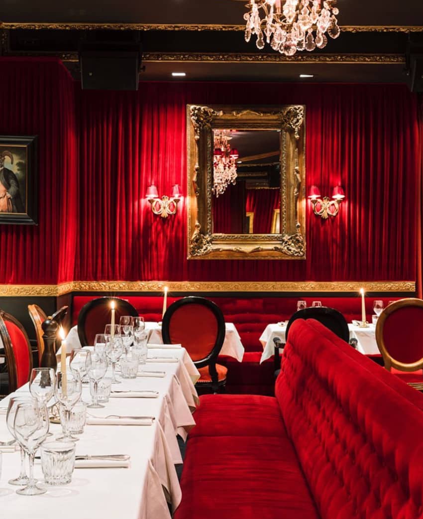 Restaurant with red gold details Le Piaf paris