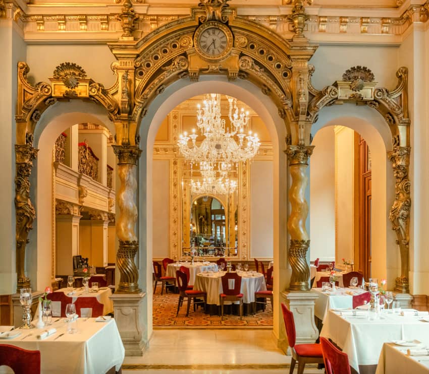 Hotel-New-York-Budapest-Restaurant-Tables-Gold